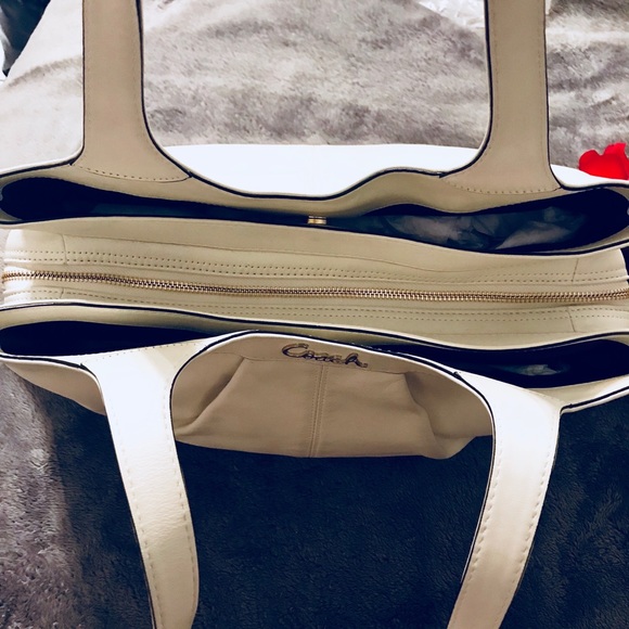 BEAUTIFUL GENTLY LOVED AUTHENTIC COACH HANDBAG - Picture 2 of 5
